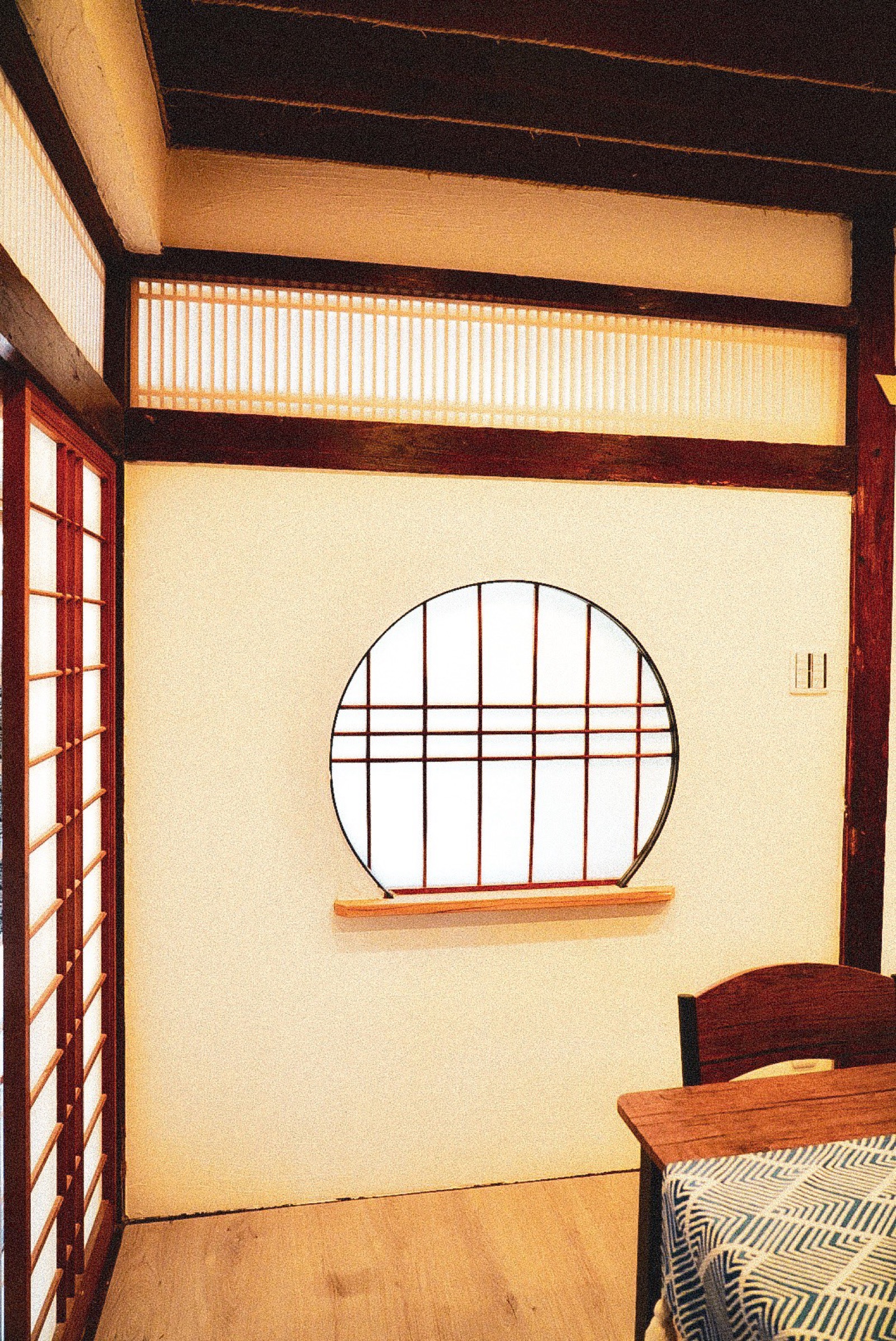 丸窓を含む和室角（縦）