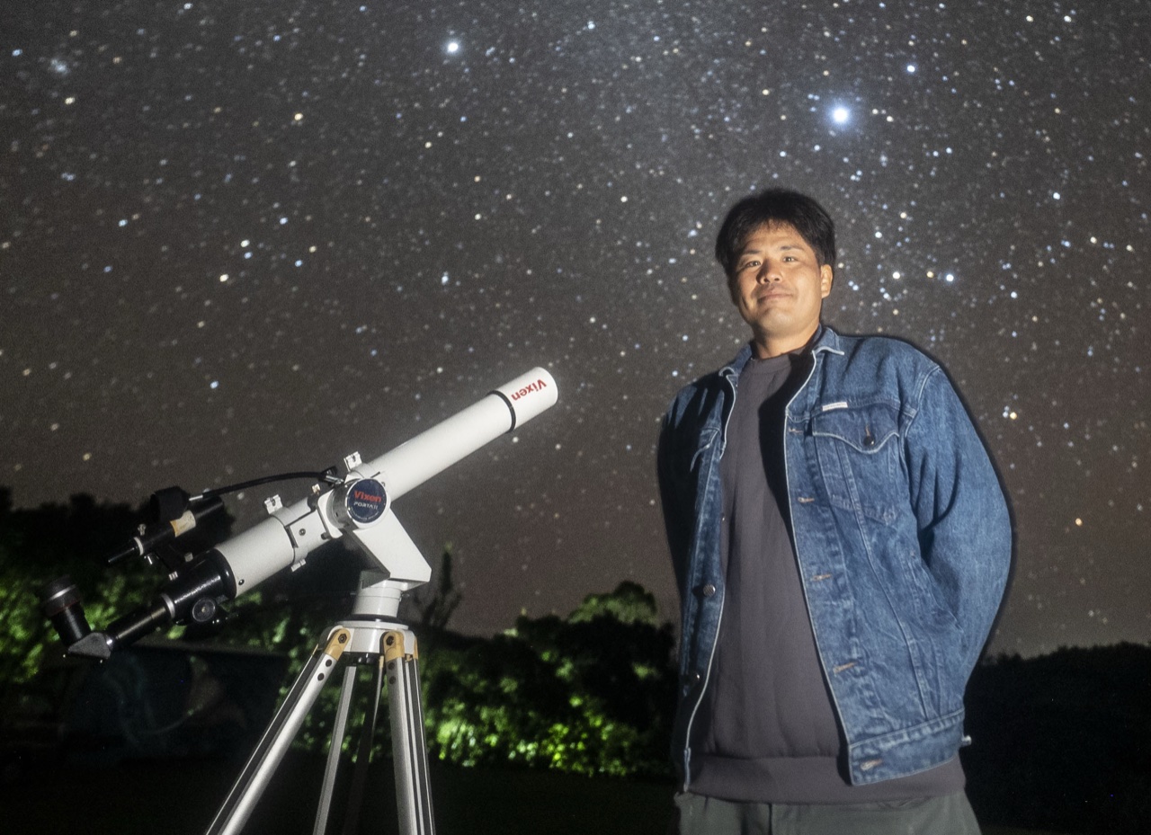 ガイド・新垣信成と天体望遠鏡