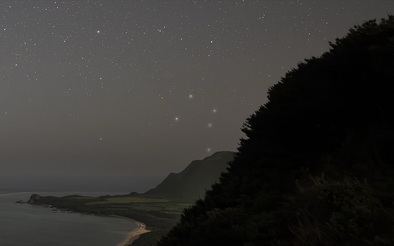 石垣島・平久保半島の海岸線から見上げる満天の星空と天の川